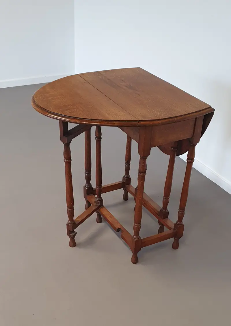 Antique-Inspired Drop-Leaf Side Table – Compact & Functional 1