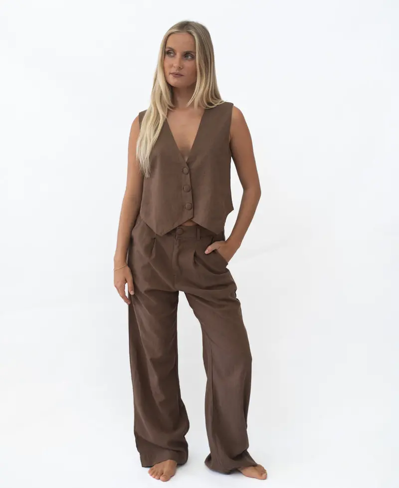 Jay Sleeveless Vest In Chocolate 1
