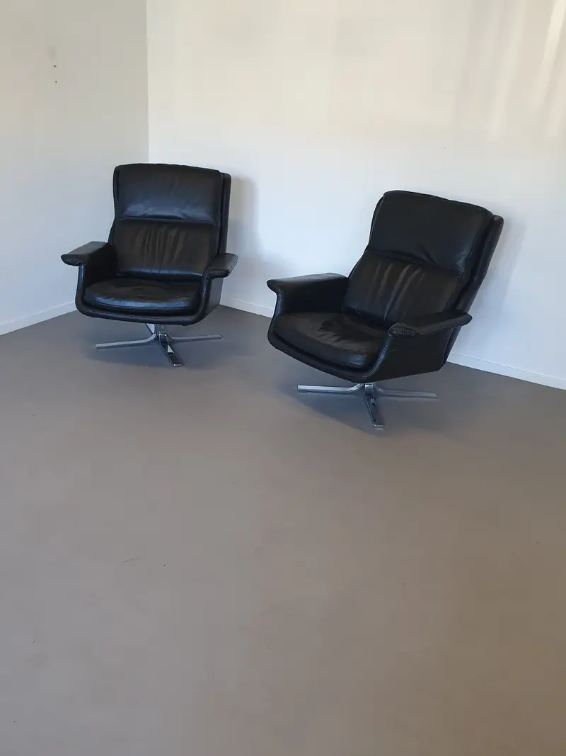 Pair Of Black Calfskin Leather Lounge Chairs 1