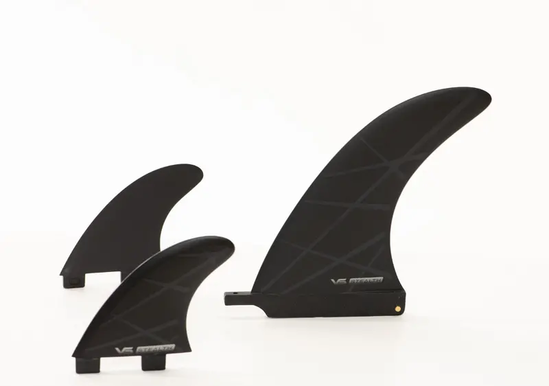 Vessel 2+1 Fin System – Stealth Black 7.5-Inch Center Fin With Twin Tab Base 1
